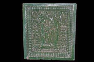 Fragment einer Blattkachel der Serie der oberrheinischen Apostel mit Jakob in einer Arkade mit Pinienzapfen über Vasenwerk (Rahmentyp C5), grün glasiert, Ende 17. Jh., H. 29,5 cm, Br. 27,0 cm