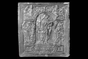 Fragment einer Blattkachel der Serie der oberrheinischen Apostel mit Matthias in Arkade mit Verkündigung (Rahmentyp C7), grün glasiert, nach 1658, H. 27,0 cm, Br. 25,0 cm, Wien, Museum für Angewandte Kunst