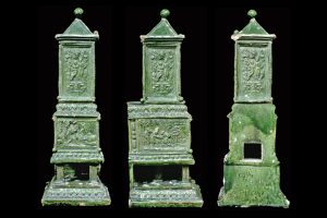 Ofenmodell mit Sündenfall, grün glasiert, zweite Hälfte 16. Jh, H. 36,0 cm, Br. 12,0 cm, Nördlingen, Stadtmuseum, Inv.-Nr. IN 903