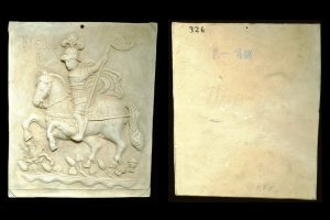 Moderne Abformung eines Reliefs mit Kaiser Nero zu Pferde, unglasiert, Anfang 20 Jh., Alzey, Museum
