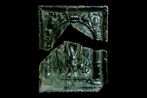 Fragment einer Blattkachel der Serie der alttestamentarischen Propheten: Moses, dunkelbraun glasiert, 1597, Stuttgart, Landesmuseum Württemberg