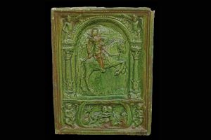 Fragment einer Blattkachel mit Jesus und Johannes dem Täufer, grün glasiert, 17. Jh., Linz, Oberösterreichisches Landesmuseum, Inv.-Nr. K 0495