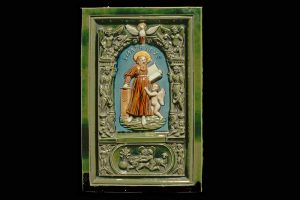 Fragment einer Blattkachel der Serie der Evangelisten, polychrom glasiert, 17. Jh., H. 47,0 cm, Br. 31,0 cm, Mosbach, Stadtmuseum, Inv.-Nr. K 1086