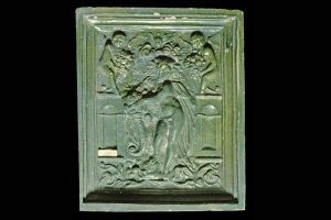Fragment einer Blattkachel der Serie der Elemente Typ Saumarkt: Terra, grün glasiert, 17. Jh., H. 32,5 cm, Br. 27,0 cm, Karlsruhe, Badisches Landesmuseum, Inv.-Nr. IN 132