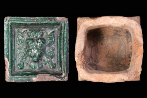 Fragment einer über Eck geführten Blattkachel mit Löwenkopf, grün glasiert, 17. Jh., H. 10,2 cm, Br. 10,1 cm, Villingen, Franziskanermuseum, Inv.-Nr. II a 59