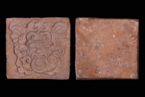 Fragment einer über Eck geführten Blattkachel mit Groteske, unglasiert, Ende 16. Jh., H. 10,1 cm, Br. 10,6 cm, Villingen, Franziskanermuseum
