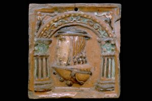 Fragment eines Wärmefaches (?) mit stehendem Narren, polychrom glasiert, Ende 16. Jh., H. 17,5 cm, Br. 17,0 cm, Straßburg, Musée Historique, Inv.-Nr. 341