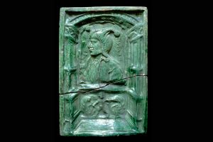 Fragment einer Blattkachel mit dem Bildnis eines Narren, grün glasiert, 16. Jh., H. 22,0 cm, Br. 15,0 cm, Nürnberg, Germanisches Nationalmuseum, Inv.-Nr. A 0647 a