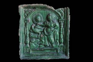 Fragment einer Blattkachel der Serie der Sinne: Das Sehen, grün glasiert, Ende 16. Jh., Trento, Castello del Buonconsiglio