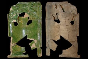 Fragment einer Halbzylinderkachel mit genasten Kielbogen, flankiert von Vögeln neben Kreuzen aus dem Pfarrhof in Kleinheubach, Untermain, um 1450, H. 28,5 cm, Br. 18,5 cm, Miltenberg, Museen der Stadt