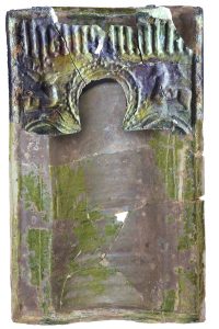 Rekonstruktion des Bildfelds einer Halbzylinderkachel mit genasten Kielbogen, sitzendem Hirsch und Einhorn unter einem Schriftzug in gotischen Minuskeln in den Zwickeln von der Burg Bartenstein, Untermain, um 1450