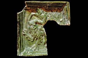 Fragment einer Blattkachel mit Samson als Löwenbezwinger grün glasiert, zweite Hälfte 15. Jh.; H. 17,5 cm, Br. 17,5 cm; Breisach, Museum für Stadtgeschichte, urspr. Breisach