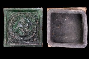 Blattkachel aus der Serie des noblen Paares Ettlinger Art (Typ 1) grün glasiert, 17. Jh.; H. 17,8 cm, Br. 17,7 cm; Villingen, Franziskanermuseum, Inv.-Nr. II c 40