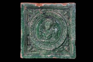 Blattkachel aus der Serie des noblen Paares Ettlinger Art (Typ 1) grün glasiert, 17. Jh.; H. 17,8 cm, Br. 17,4 cm; Villingen, Franziskanermuseum, Inv.-Nr. 16612 (III c 45)
